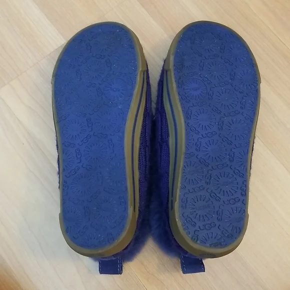 UGG Slippers - Picture 8 of 11